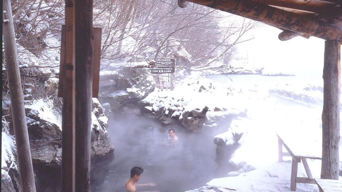 Отель Marukoma Onsen Ryokan Титосе Экстерьер фото